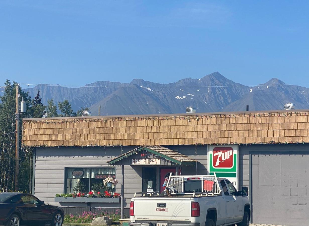 Glacier View Inn Haines Junction Bagian luar foto